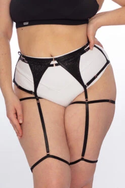 Queen Garter Belt - Black Shine