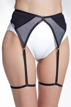 Queen Garter Belt - Sweet Black